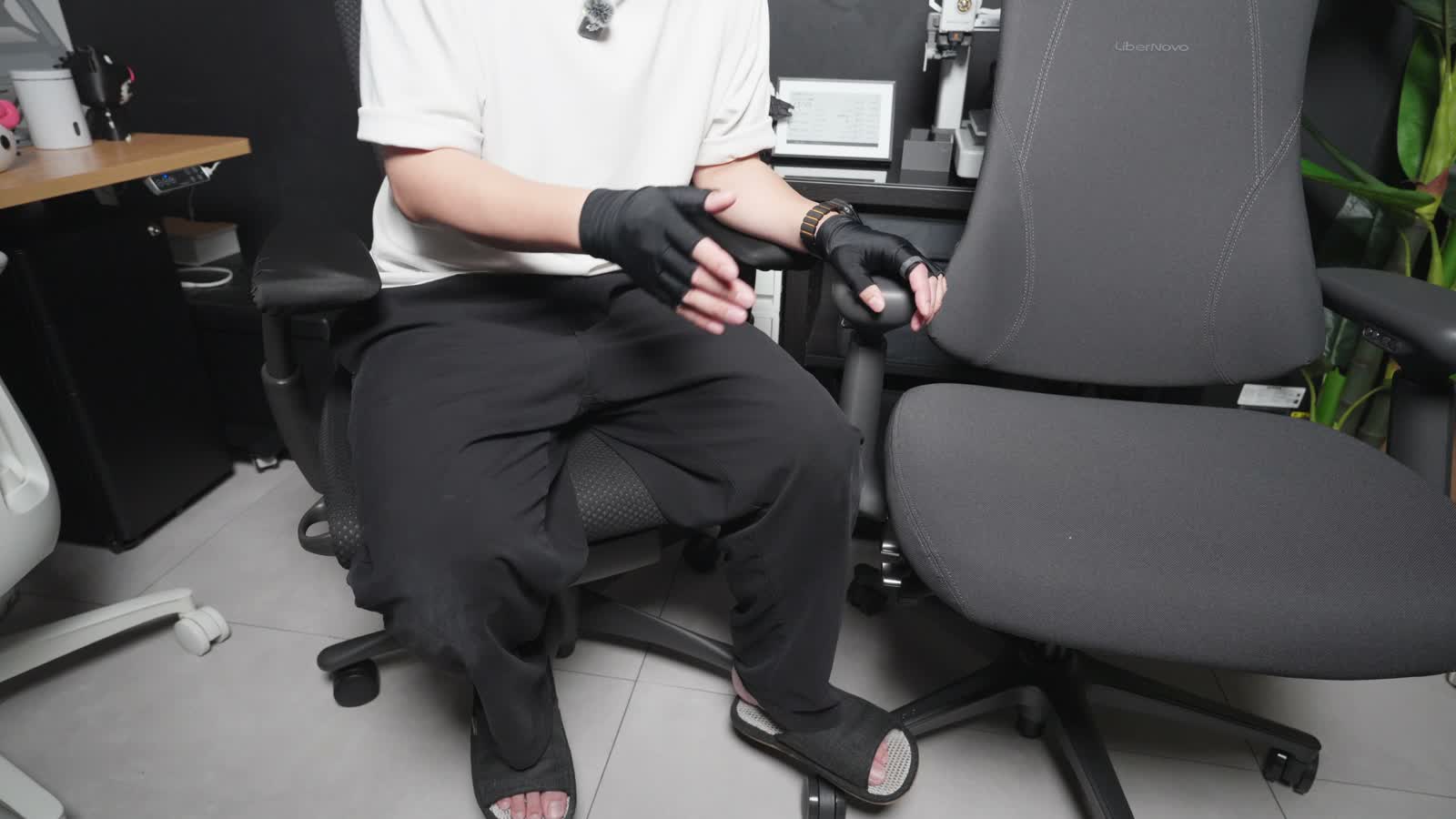 2脚のチェアを並べて用途別の結論を説明する様子