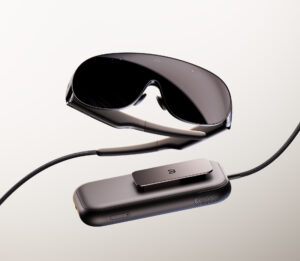 Meta VR Glasses本体とケーブルでつながる外付けパック