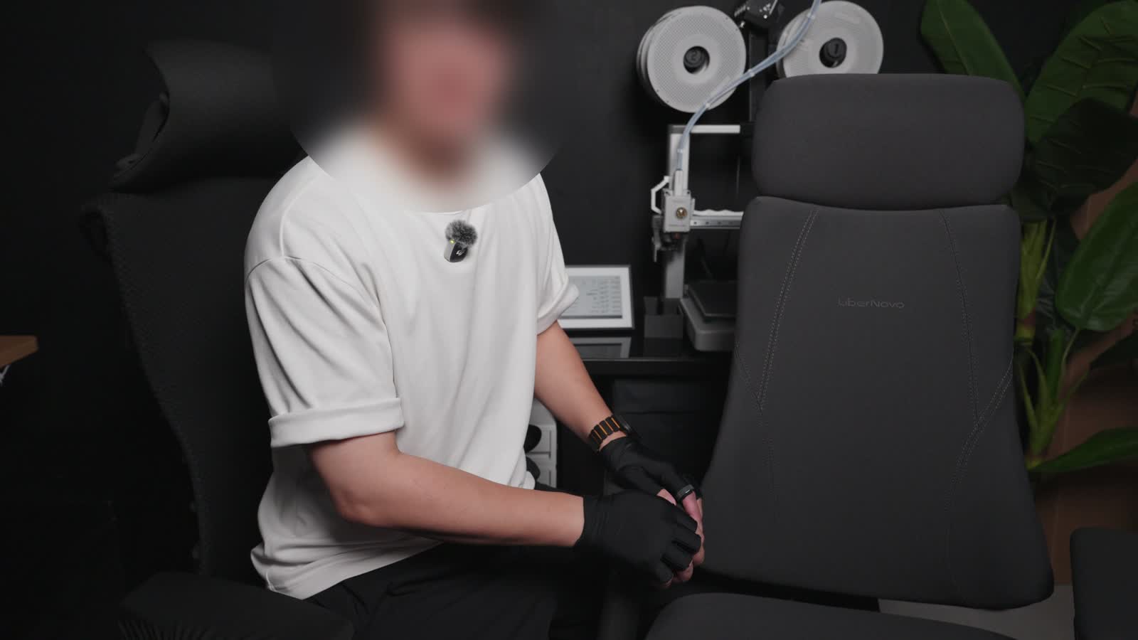 Omni Proの背もたれに手を添えて比較条件を説明する様子