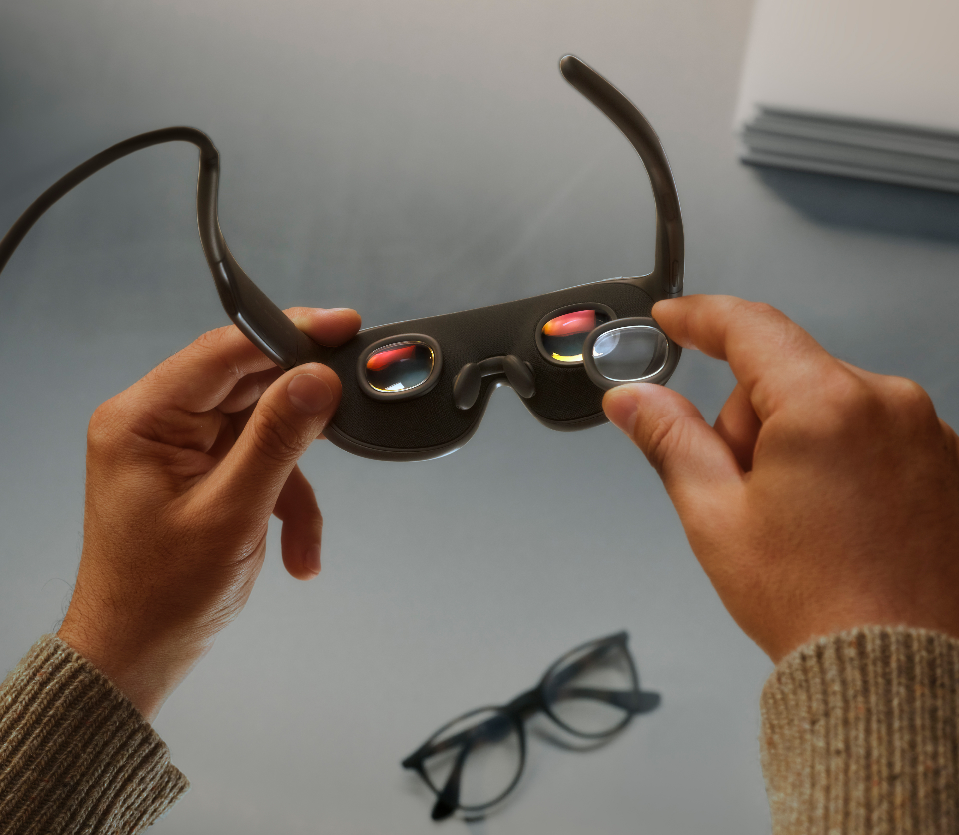 Meta VR Glassesの内側と着脱式レンズを手に持った様子
