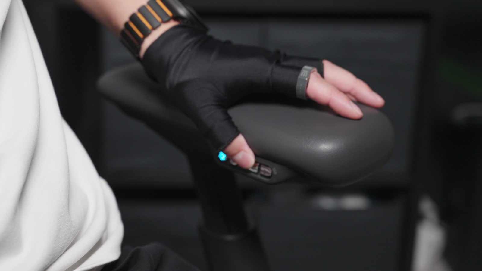 Omni Proのアームレストにある電動機能の操作ボタン