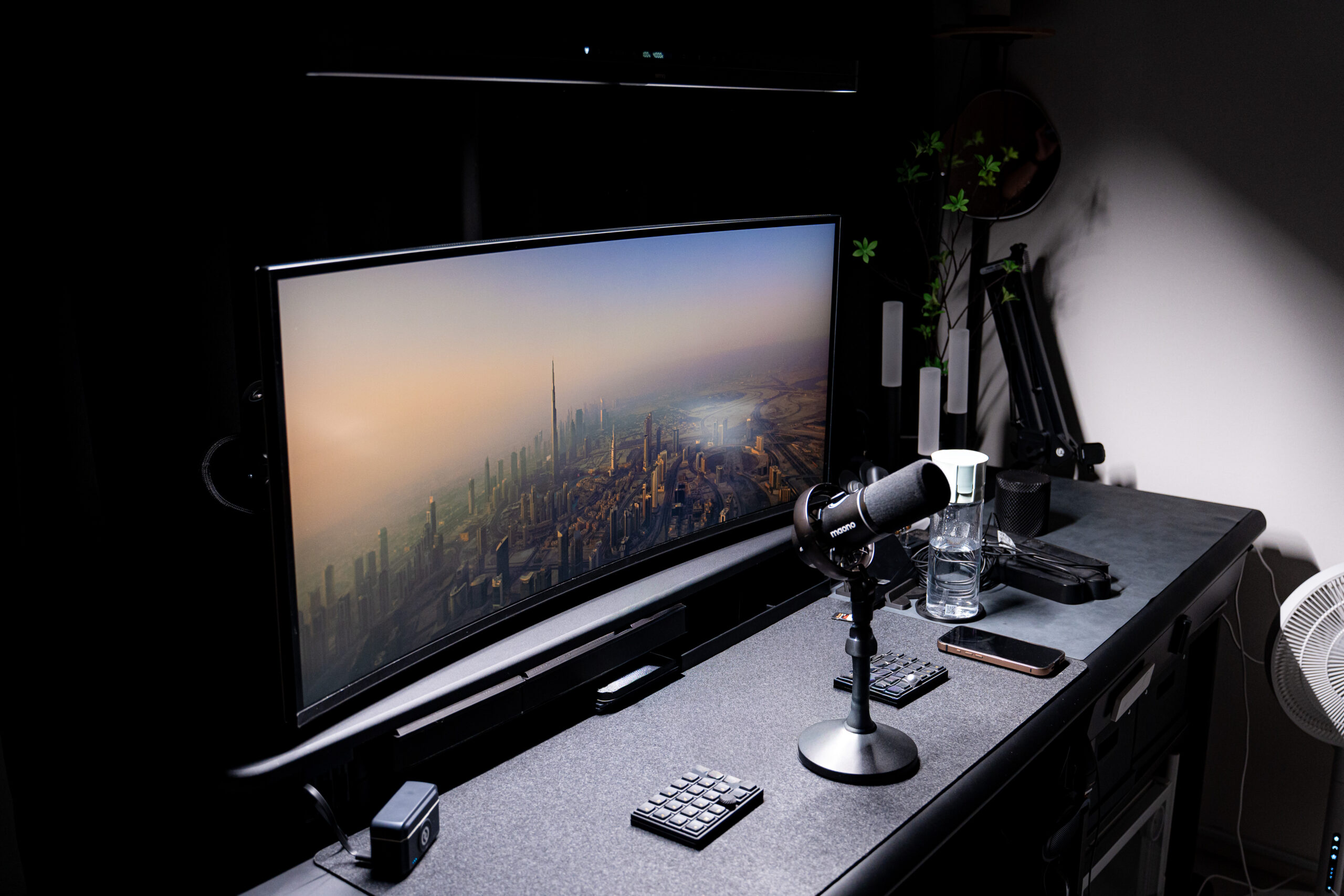 ScreenBar Maxを設置した作業デスク