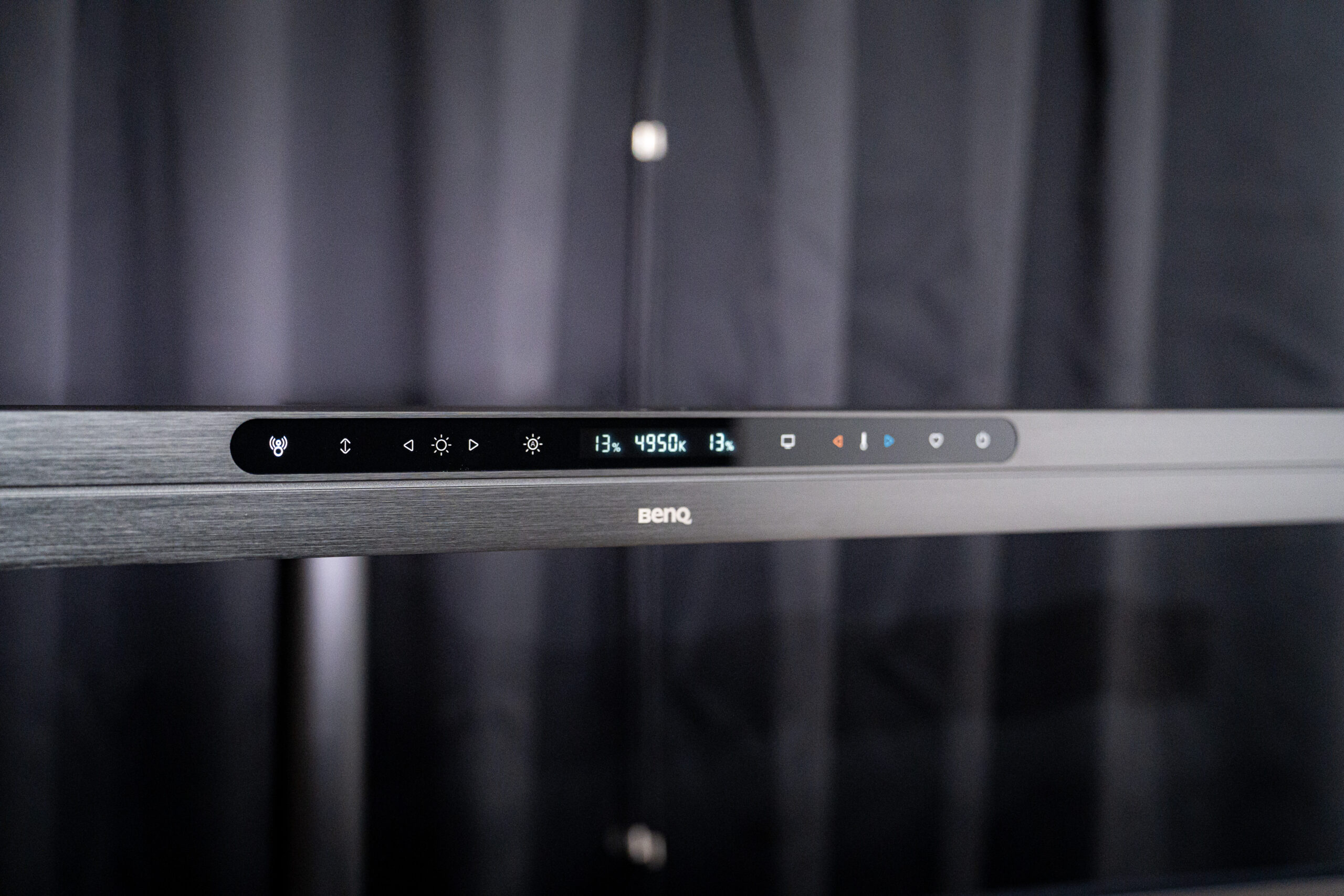 ScreenBar Max中央の操作パネルと表示