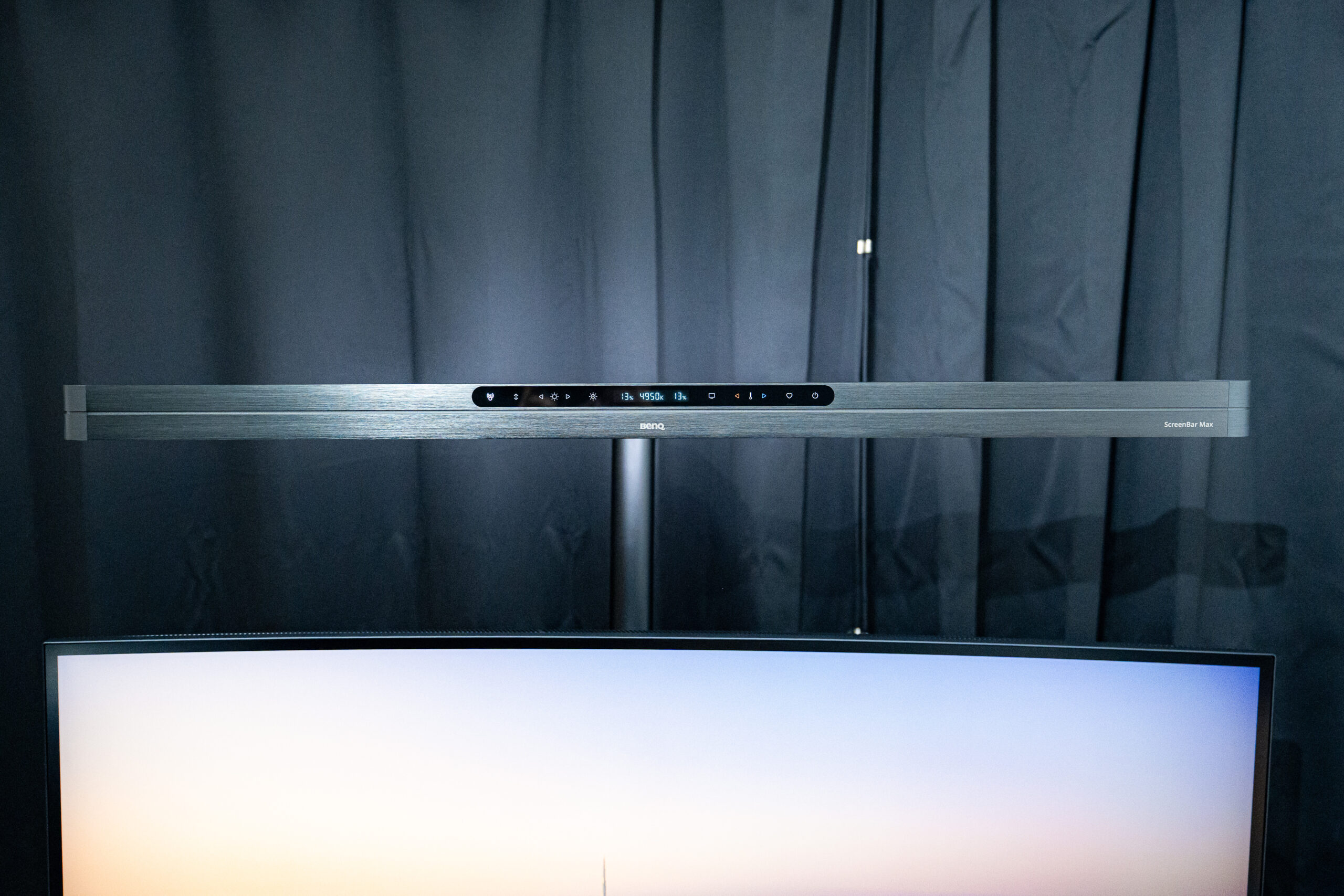 モニターの上方に設置したScreenBar Maxの横長の本体