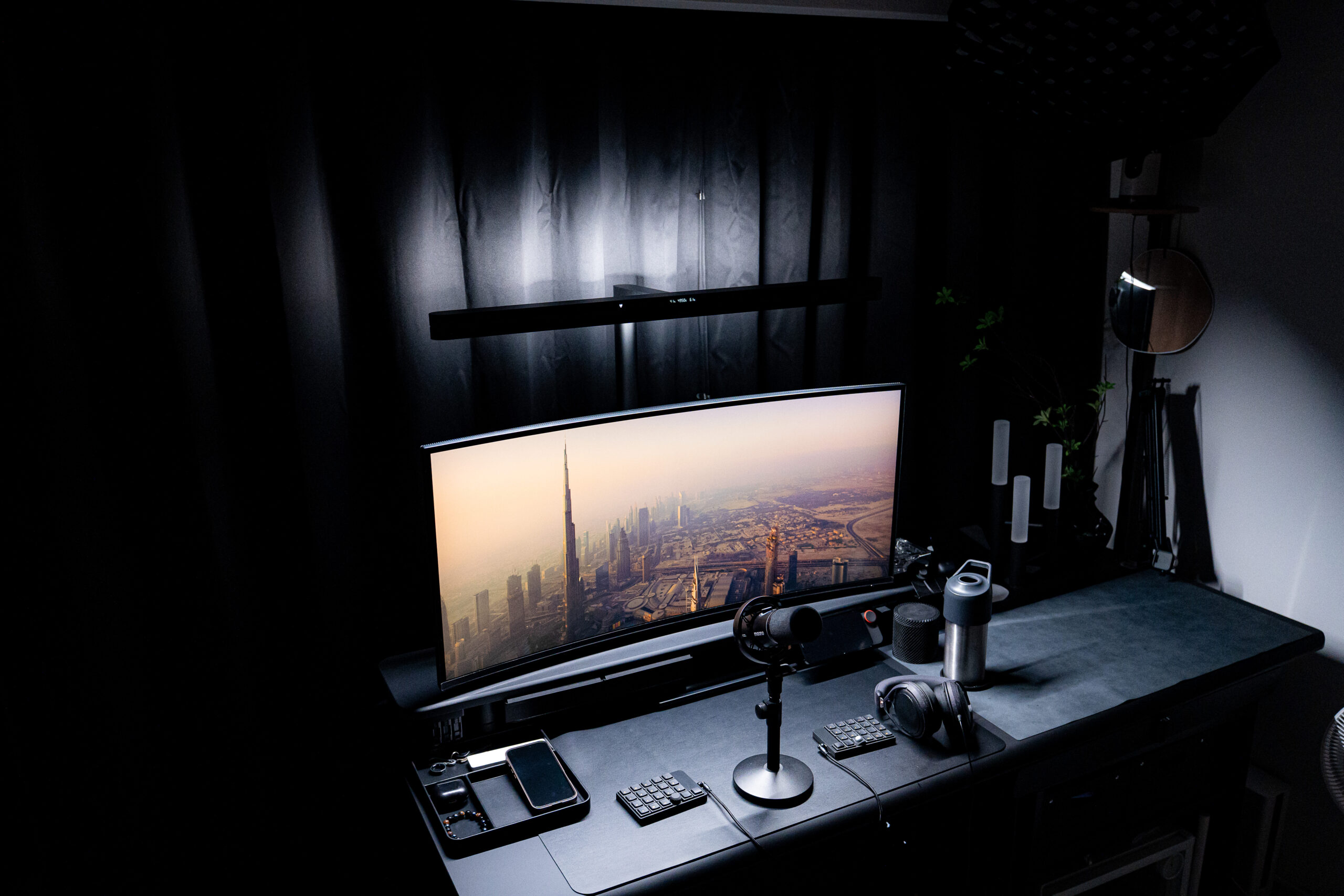 ScreenBar Maxを設置したデスク全体