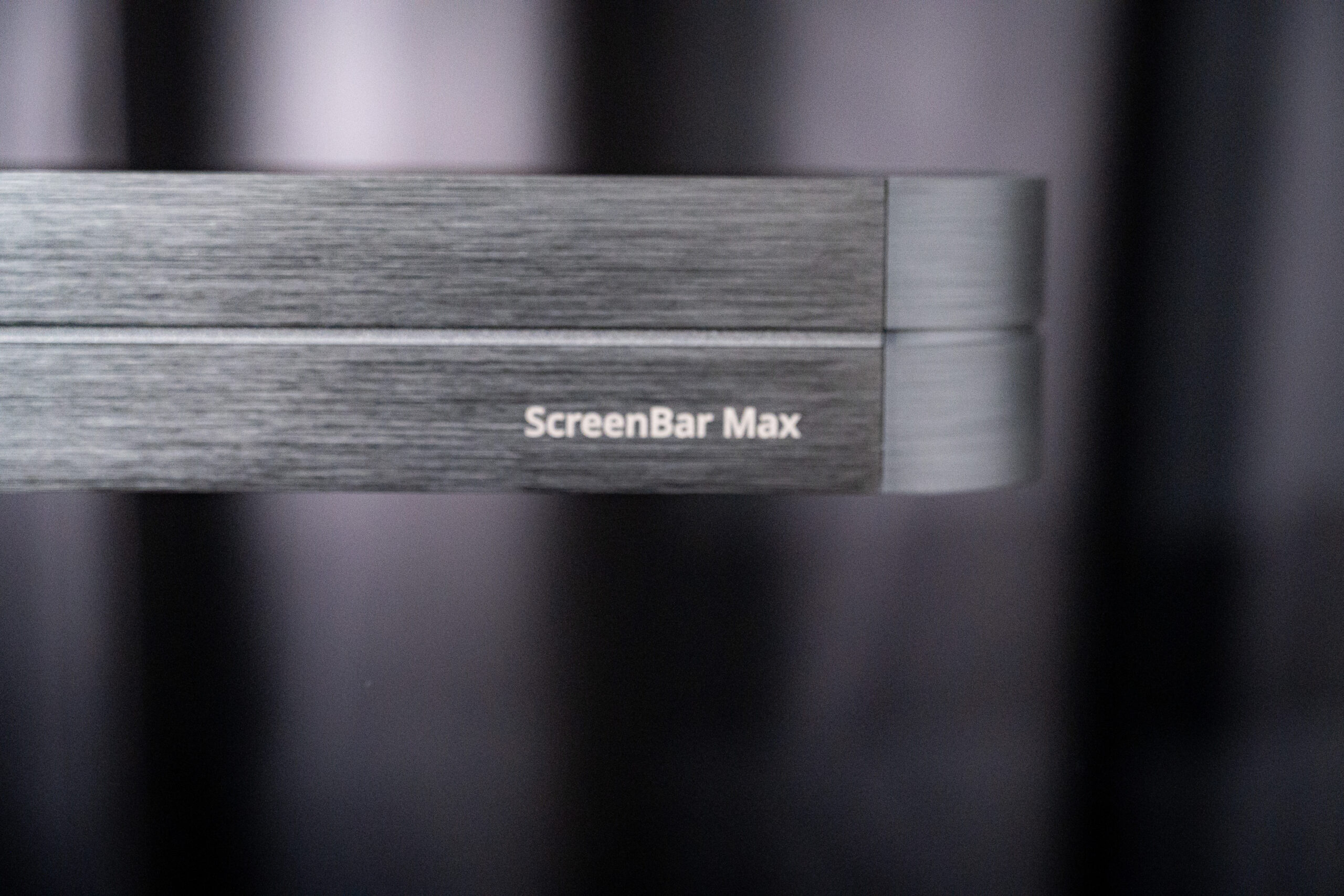 ライト端部に刻まれたScreenBar Maxのロゴ