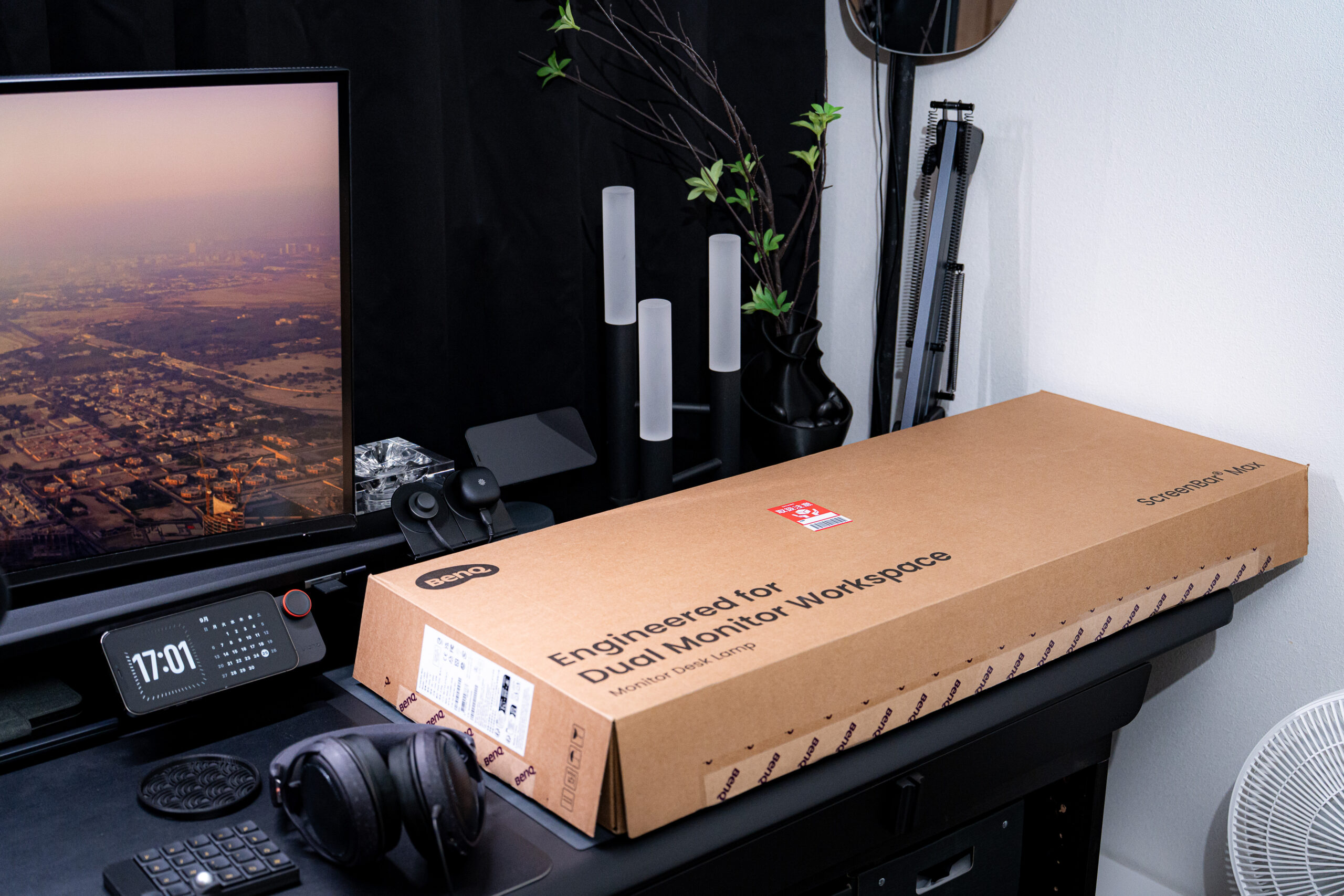 ScreenBar Maxの長い梱包箱