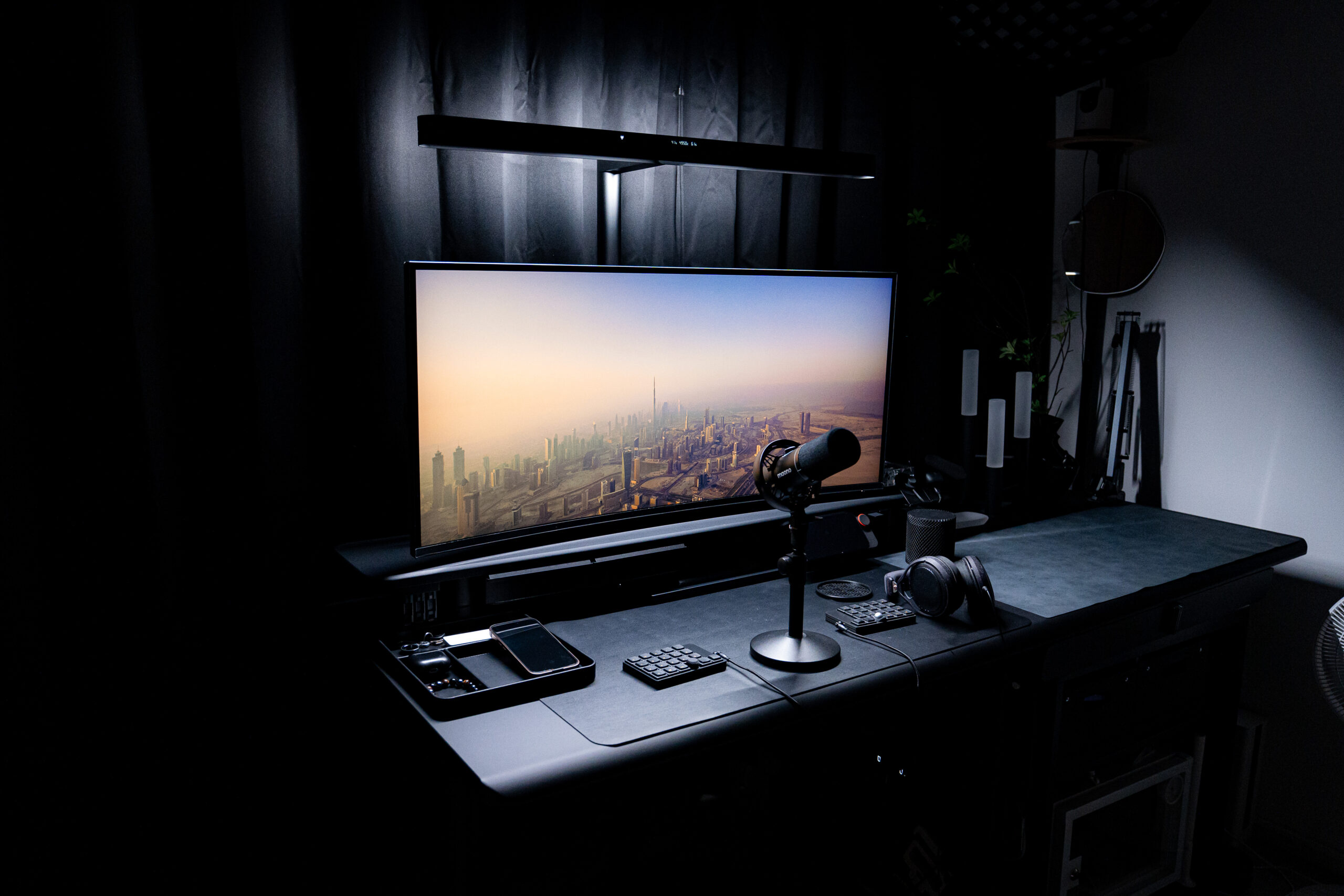 ScreenBar Maxを設置して点灯したデスク