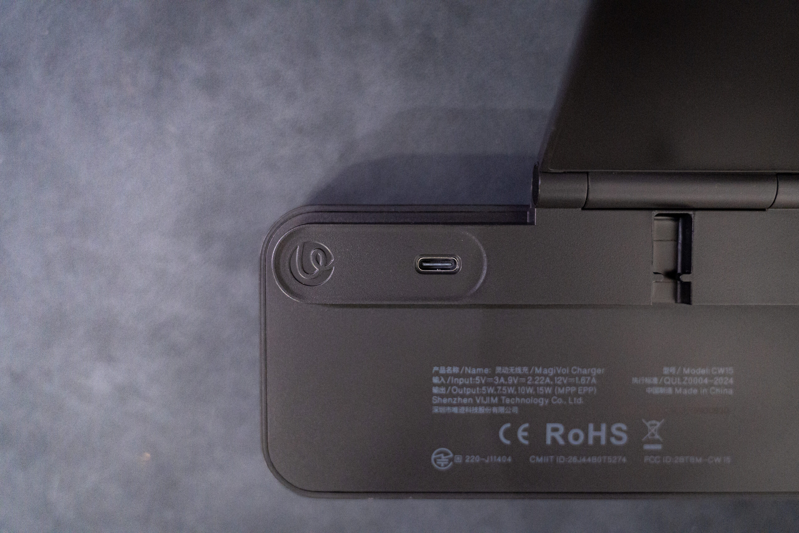 Ulanzi CW15背面の電源ボタンとUSB-C端子
