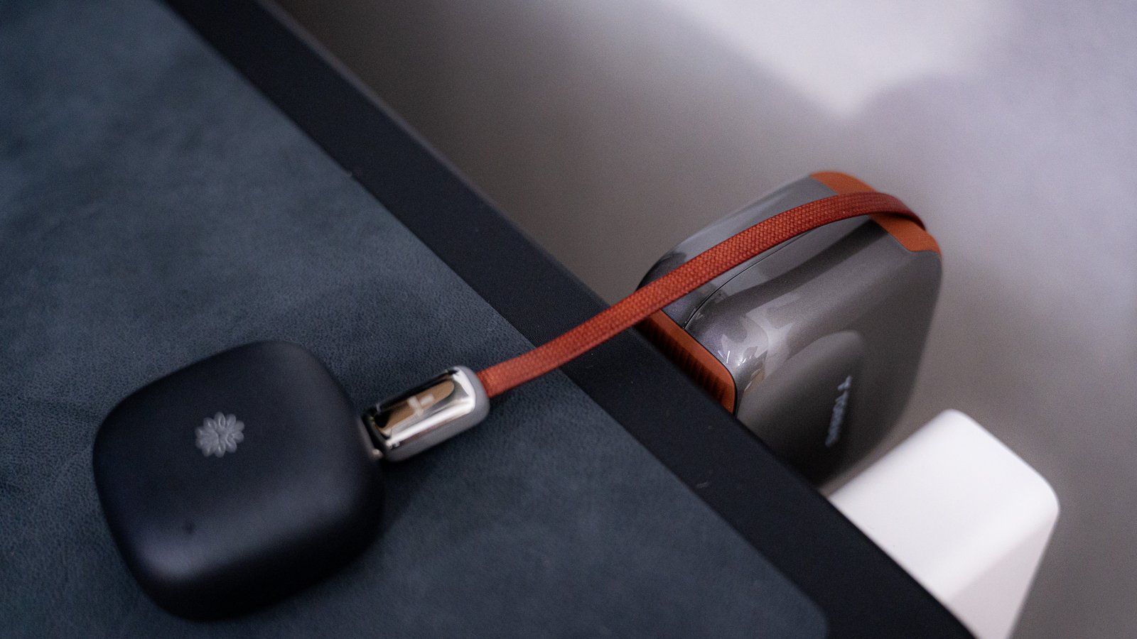 FlexLine Proの内蔵ケーブルをワイヤレスイヤホンケースにつなぎ、充電している様子