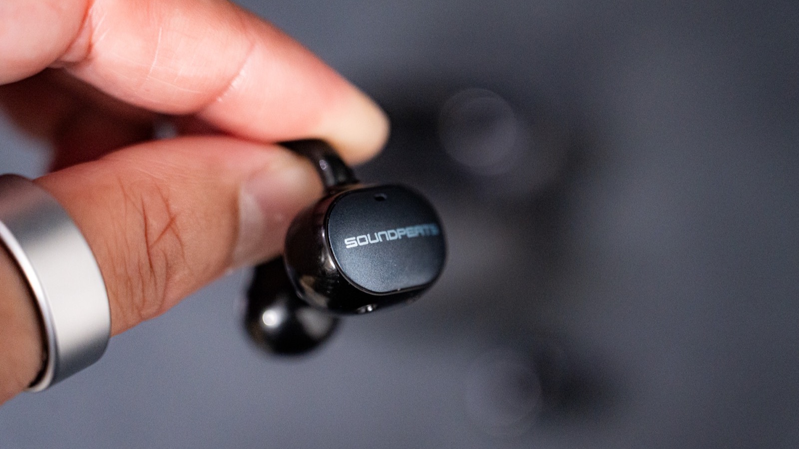 SOUNDPEATS UU2の物理ボタン寄りカット