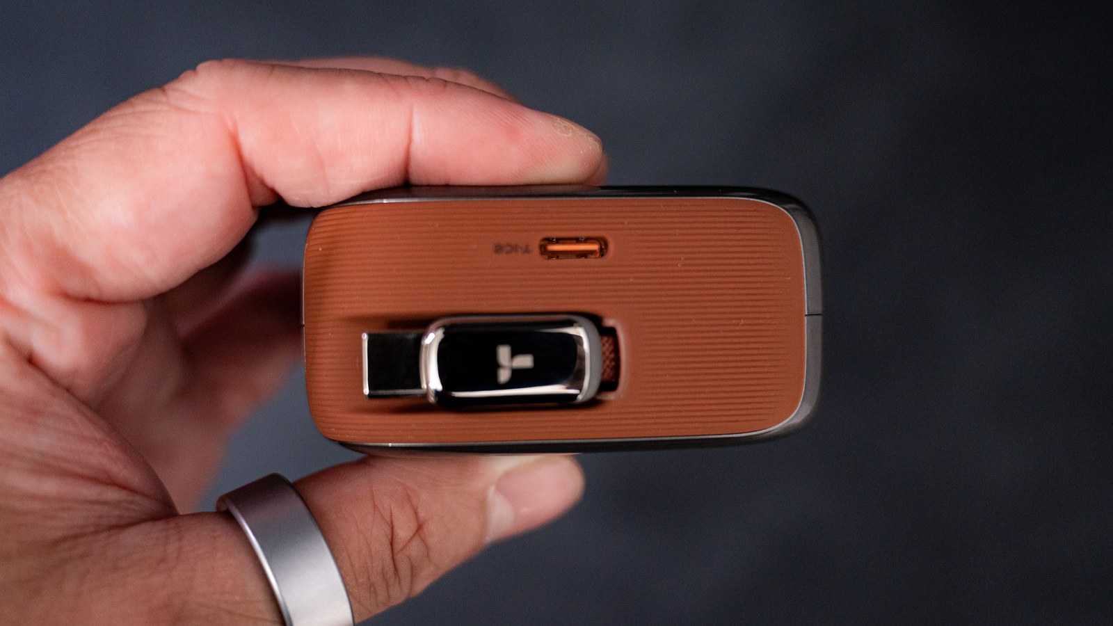 FlexLine Proの追加USB-Cポートと収納された内蔵コネクター