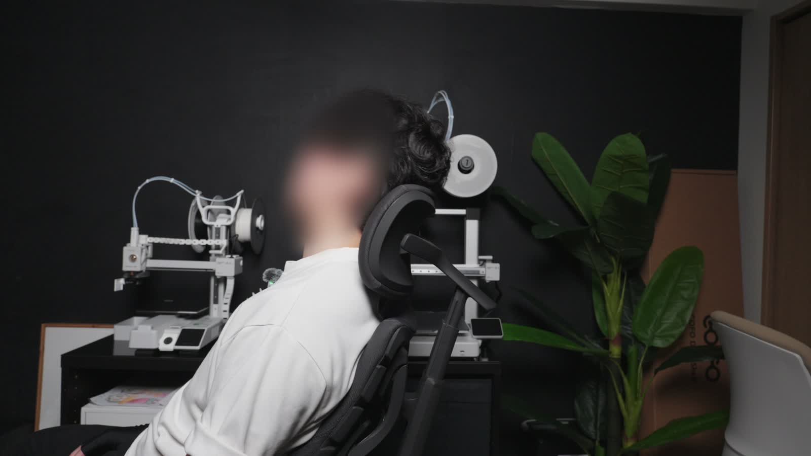 Omni Proのヘッドレストに頭を預けている横からの様子