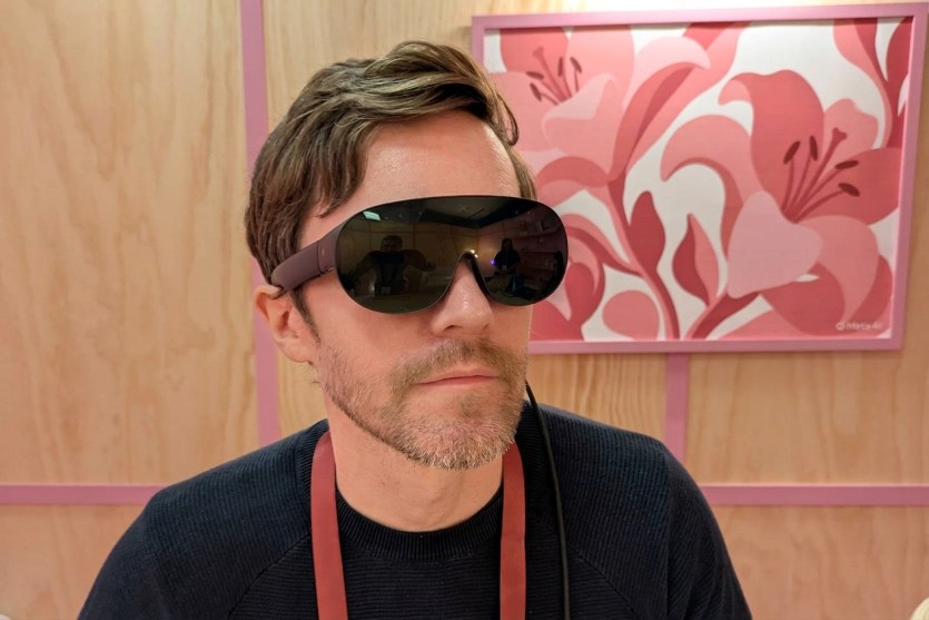 Meta VR Glassesを装着したレビュアーの正面写真