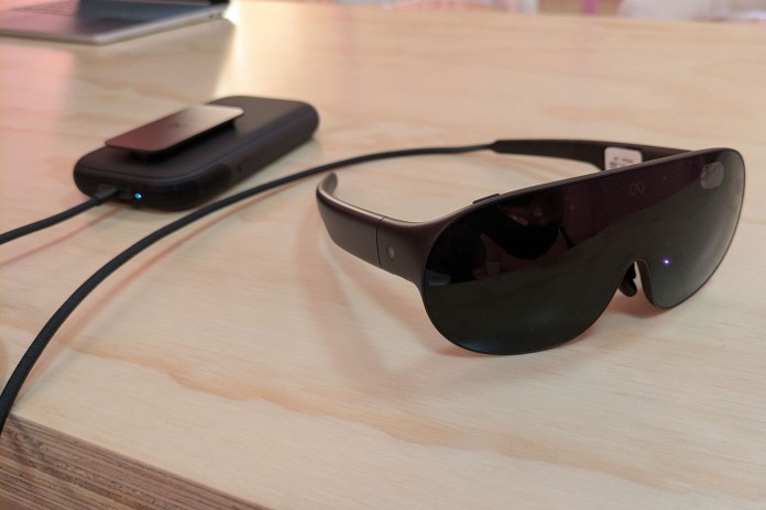 机に置いたMeta VR Glassesと外付けパック