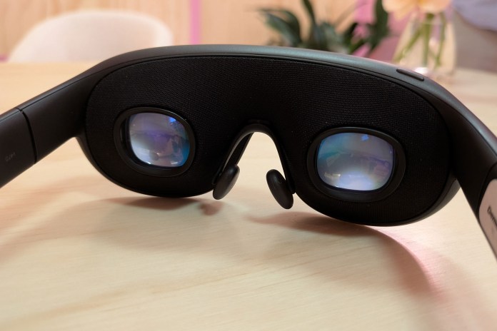 Meta VR Glasses内側の左右レンズと鼻当て