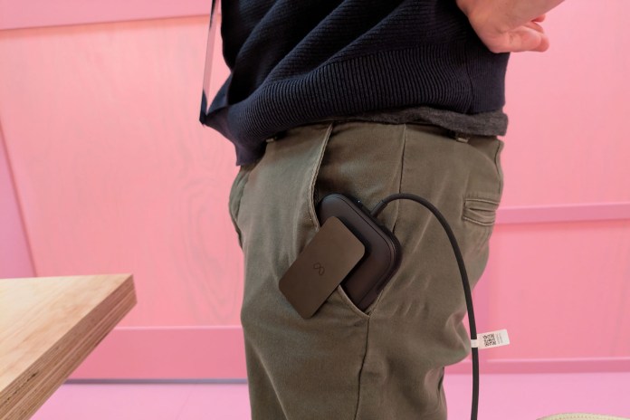 ズボンのポケットに固定したMeta VR Glassesの外付けパック