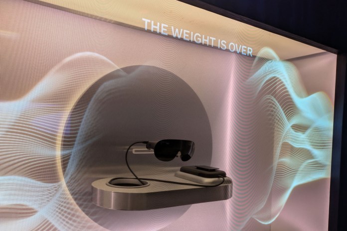 Meta VR Glassesと外付けパックの会場展示