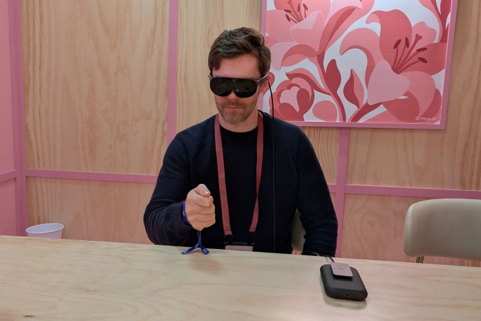 Meta VR Glassesを装着して机の前で手を動かす様子