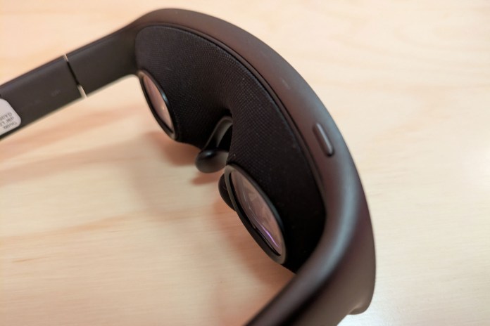 Meta VR Glasses内側とアームを斜めから見た写真
