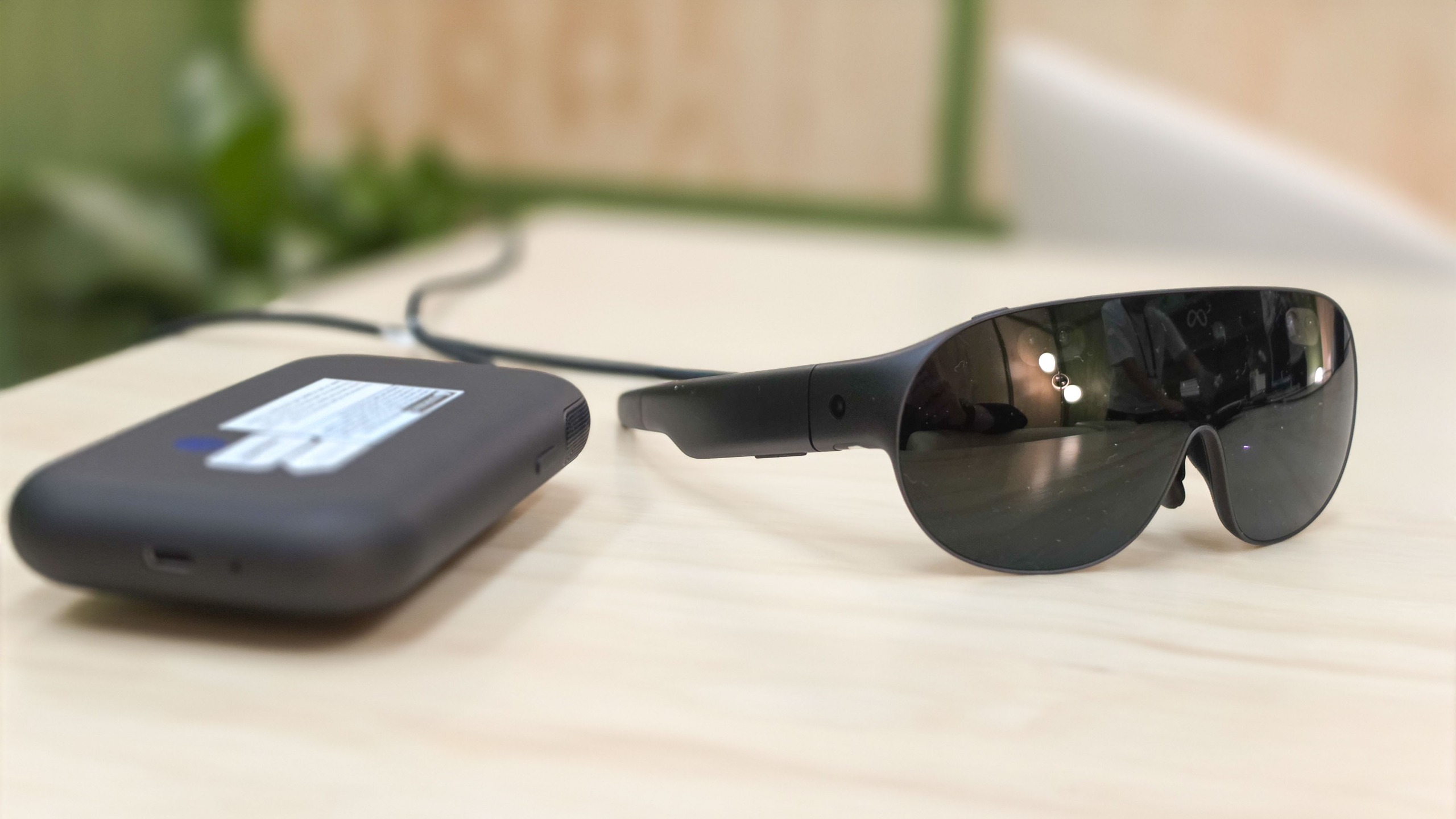 Meta VR Glassesと外付けパックを並べた写真
