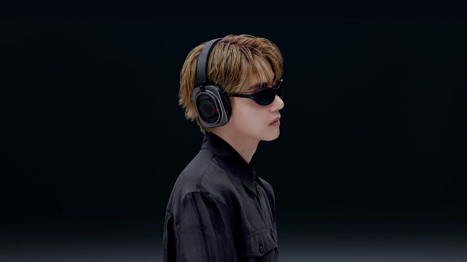 Nothing Headphone (1) Proを着けた人物の公式イメージ