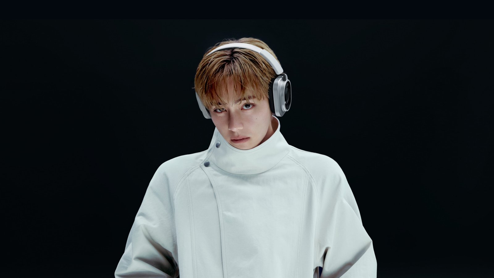 Nothing Headphone (1) Proを着けた人物の公式イメージ