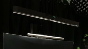 大型モニター上方に設置したScreenBar Maxのライト本体