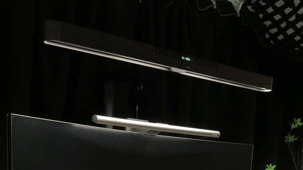 大型モニター上方に設置したScreenBar Maxのライト本体