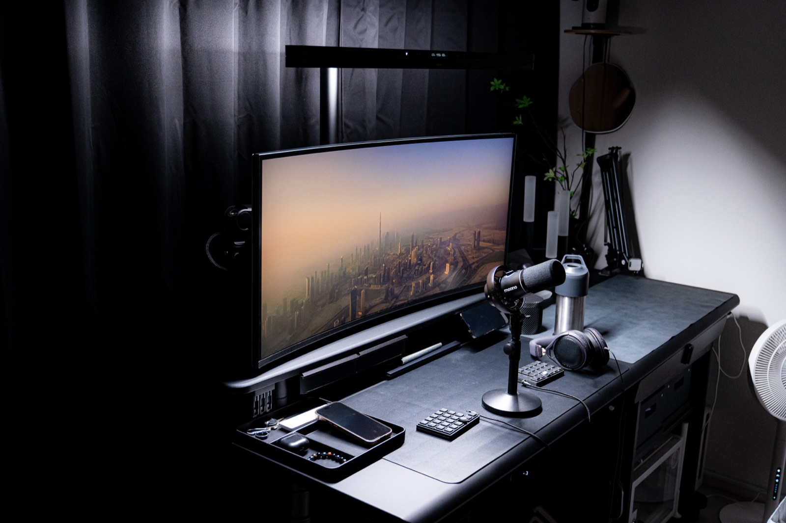 カーブしたモニターの上にScreenBar Maxを設置した斜めからの実機