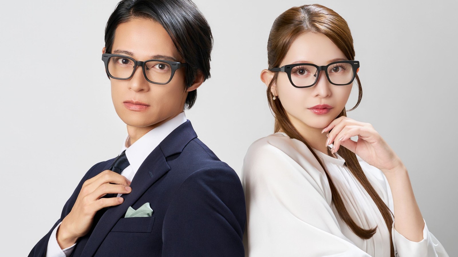 鯖江発のスマート眼鏡SABERAを着用した男女のモデル