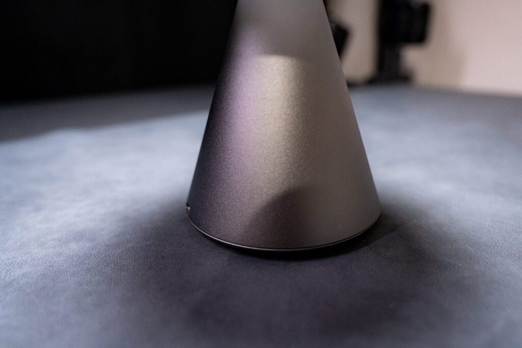 LEXON Mina Lのアルミベースの金属質感