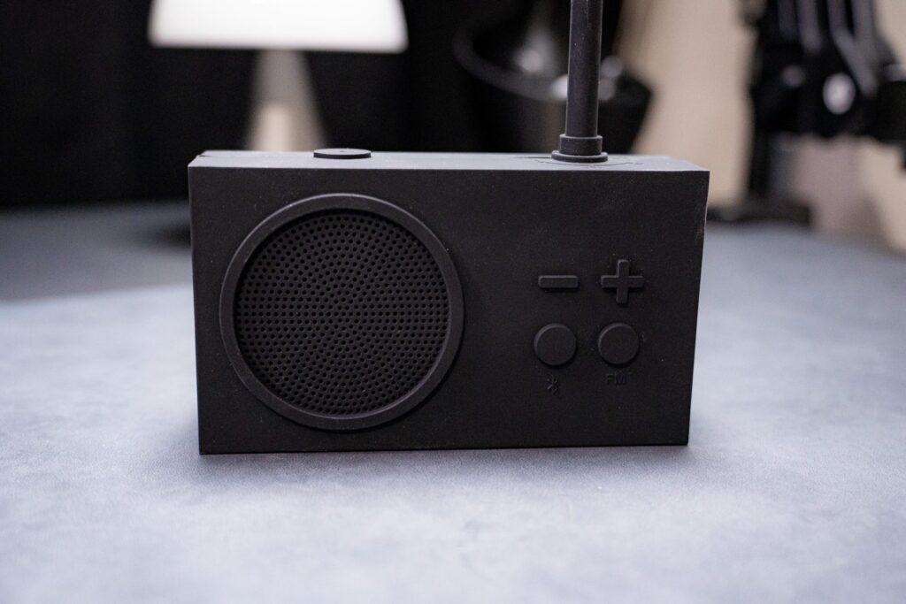 LEXON Tykho 3 ブラックの四角いフォルムとスピーカー面