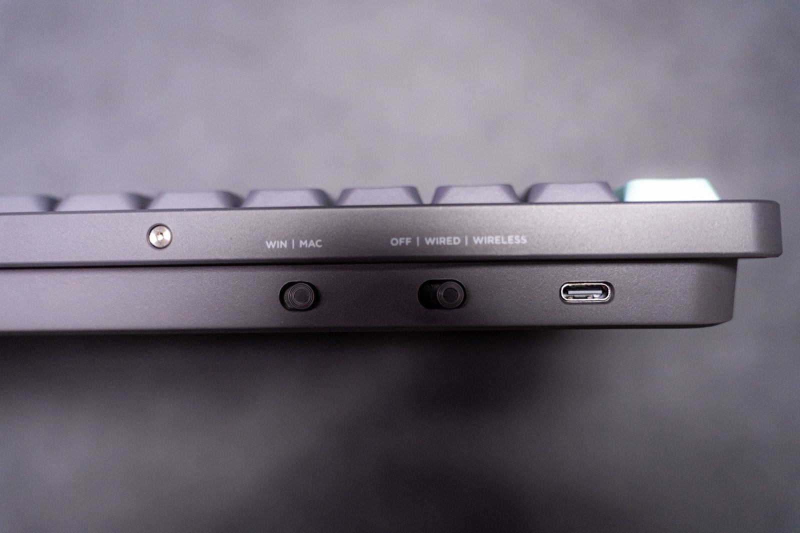 背面のスイッチとUSB-Cポート